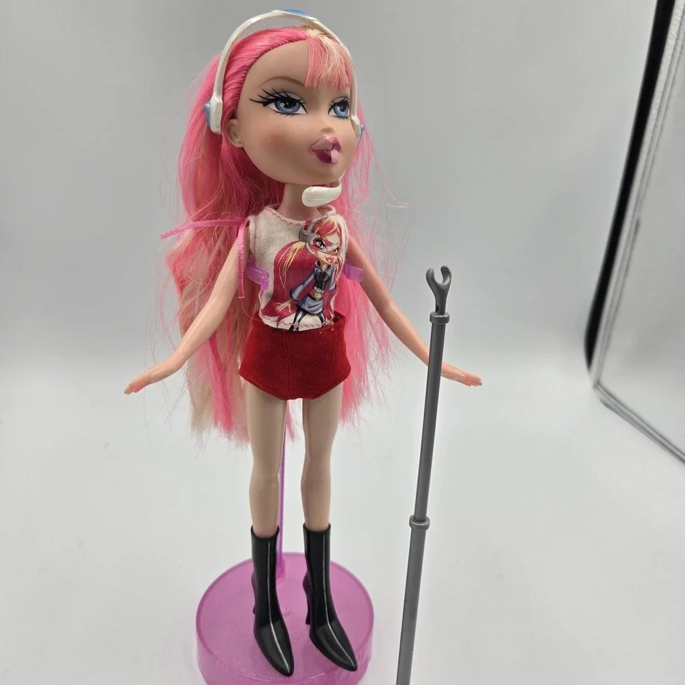 Bratz Live in Concert Cloe Doll MGA 2005 Headset Stand Shoes Shirt + Extra Short